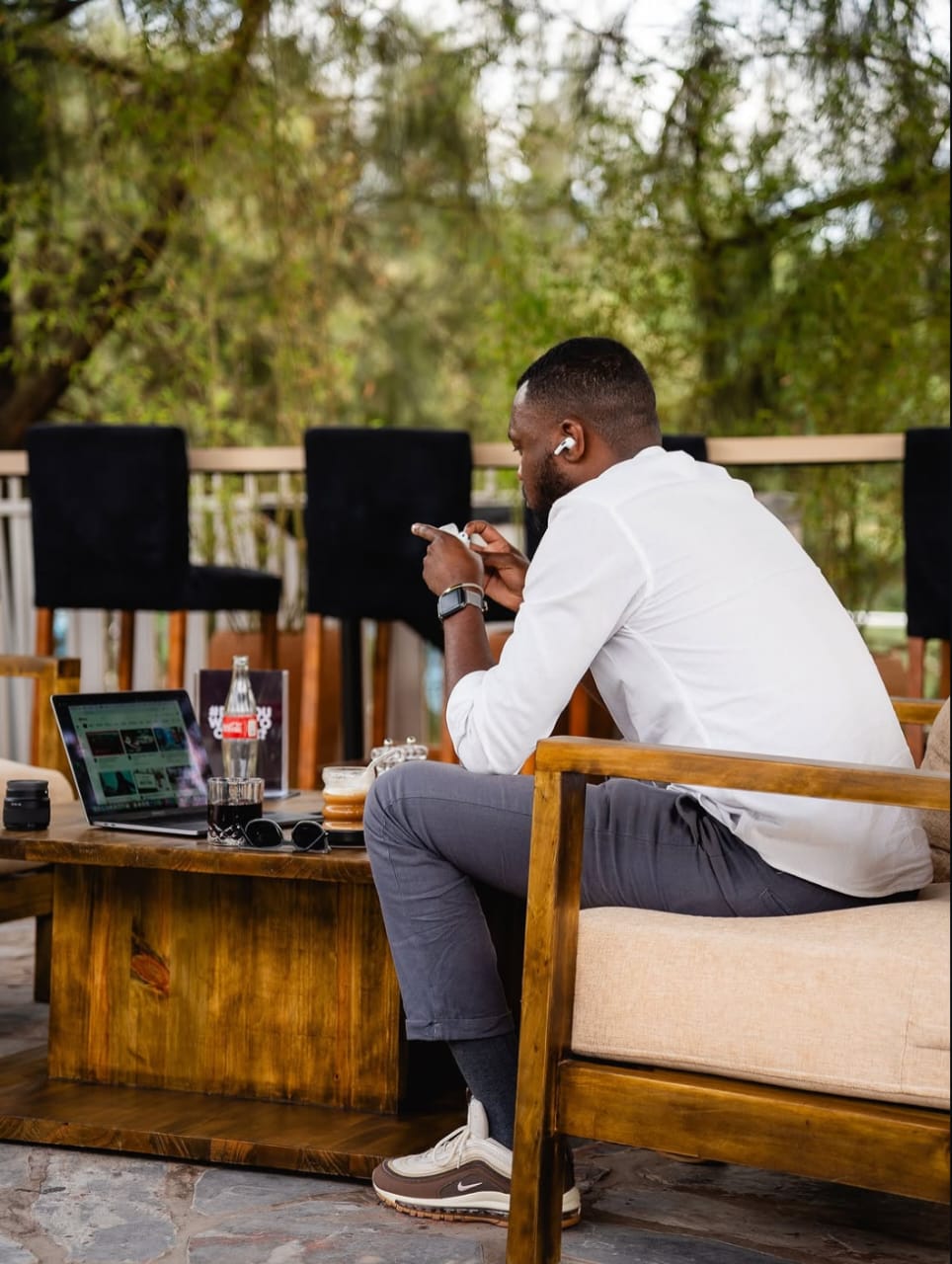 Guest enjoying Katina Kafé outdoor seating